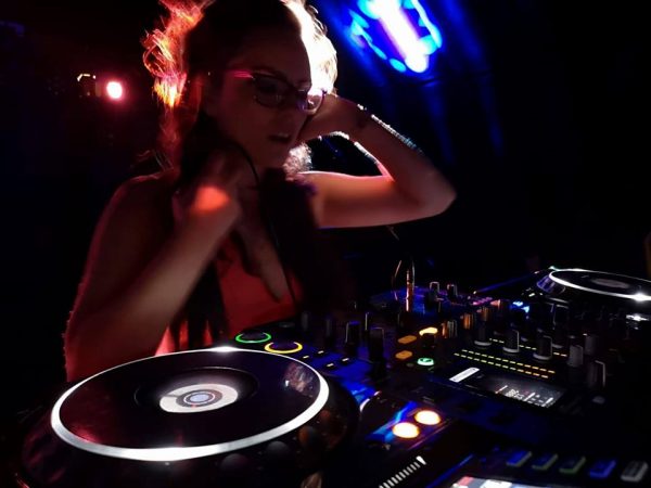 Female DJ Hull